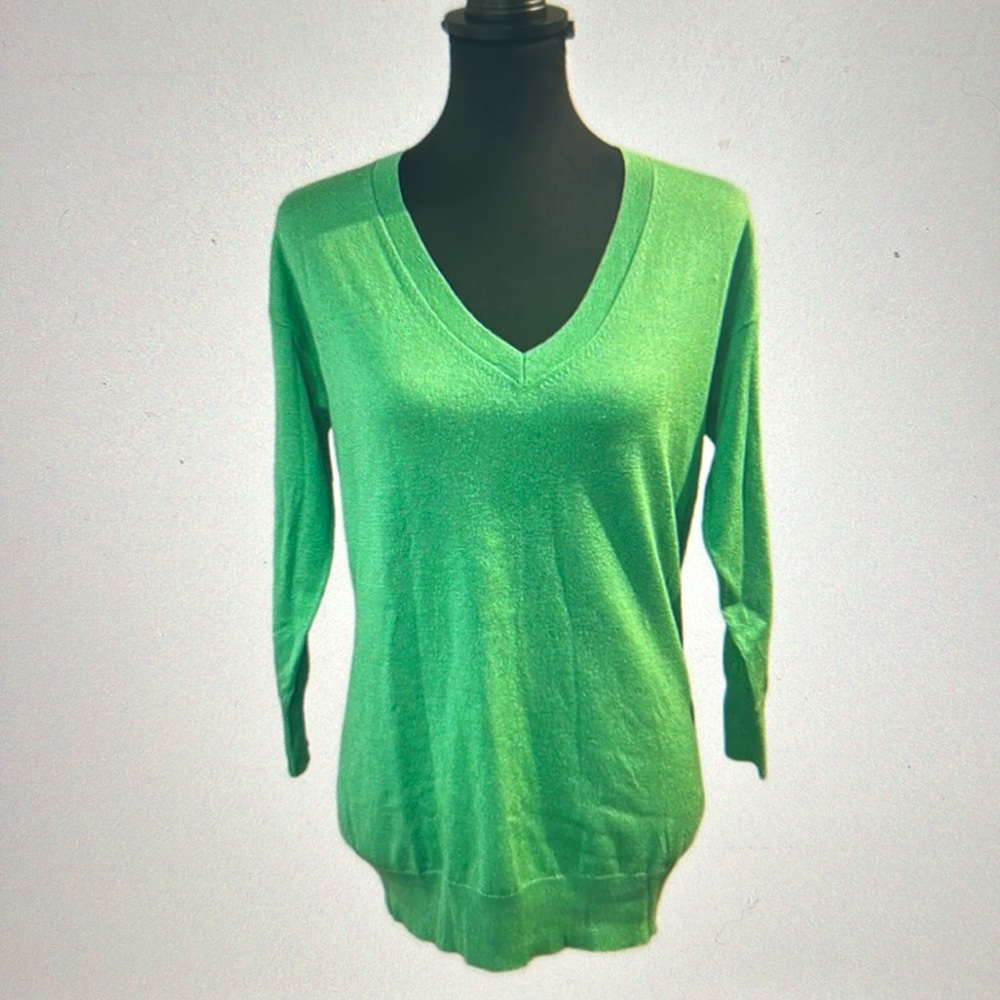 Banana Republic. SILK BLEND Size S. GREEN V-neck sweater, lightweight.
